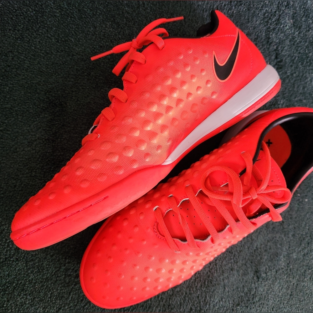 NIKE MAGISTAX ONDA II IC LOW SNEAKERS